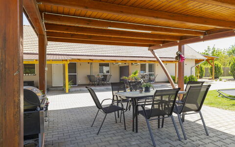 Balatonbereny 101: Hout, Veranda, Schaduw, Plafond, Outdoor Structuur, Beits, Straal, Bloempot, Luifel, Hardwood