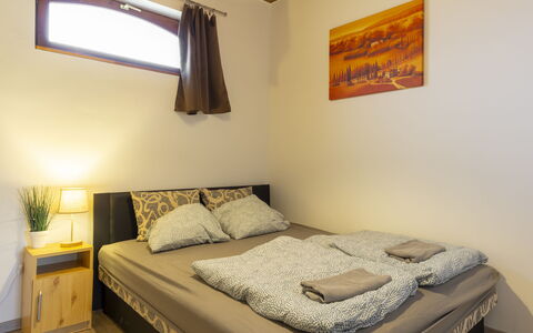 Balatonbereny 101: Bed, Muur, Interieur Ontwerp, Slaapkamer, Verdieping, Hout, Laken, Flooring, Bedding, Kamer