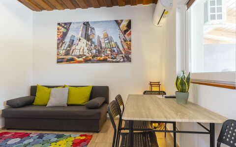 Balatonbereny 101: Meubilair, Interieur Ontwerp, Flooring, Verdieping, Bankstel, Kamer, Muur, Hout, Plafond, Woonkamer