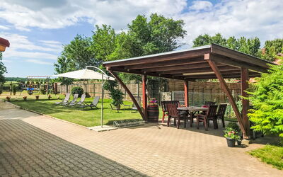Balatonbereny 101: Openbare Ruimte, Tuin, Schaduw, Gazon, Werf, Landscaping, Outdoor Structuur, Park, Backyard, Buitenmeubels