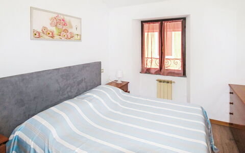 Amarena: Bed, Meubilair, Interieur Ontwerp, Slaapkamer, Muur, Hout, Verdieping, Laken, Flooring, Bedding
