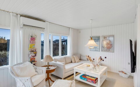 Alvia - 250M from the Sea: Meubilair, Hout, Interieur Ontwerp, Flooring, Verdieping, Stoel, Kamer, Plafond, Woonkamer, Appartement