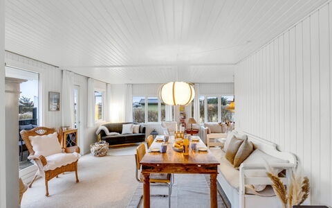 Alvia - 250M from the Sea: Meubilair, Hout, Interieur Ontwerp, Flooring, Verdieping, Stoel, Kamer, Plafond, Woonkamer, Appartement