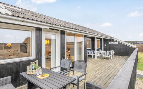 Alvia - 250M from the Sea: Meubilair, Hout, Interieur Ontwerp, Flooring, Verdieping, Stoel, Kamer, Plafond, Woonkamer, Appartement