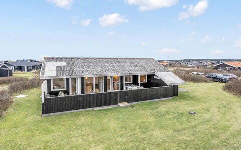 Alvia - 250M from the Sea: Meubilair, Hout, Interieur Ontwerp, Flooring, Verdieping, Stoel, Kamer, Plafond, Woonkamer, Appartement