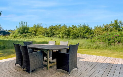 Thorulf - 450M from the Sea: Gebouw, Huis, Venster, Huis, Dak, Woongebied, Struik, Verblijf, Land Lot