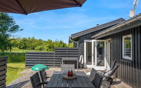 Thorulf - 450M from the Sea: Gebouw, Huis, Venster, Huis, Dak, Woongebied, Struik, Verblijf, Land Lot
