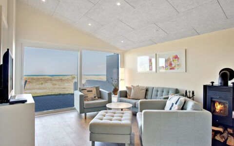 Edy - 75M from the Sea: Meubilair, Hout, Interieur Ontwerp, Flooring, Verdieping, Stoel, Kamer, Plafond, Woonkamer, Appartement