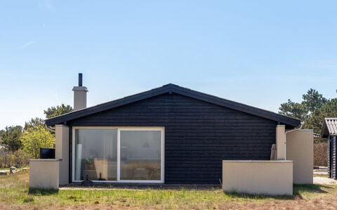 Edy - 75M from the Sea: Huis, Dak, Huis, Architectuur, Verblijf, Deur, Land Lot, Siding, Garden Gebouwen, Schaduw