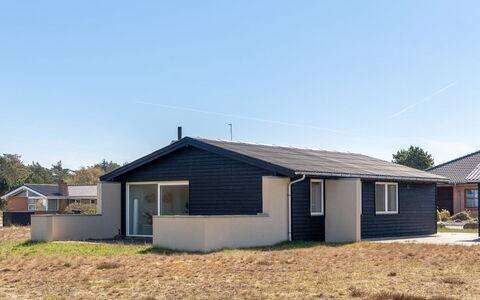 Edy - 75M from the Sea: Meubilair, Hout, Interieur Ontwerp, Flooring, Verdieping, Stoel, Kamer, Plafond, Woonkamer, Appartement