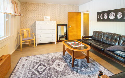 Villa Koski: Flooring, Interieur Ontwerp, Meubilair, Verdieping, Muur, Hout, Plafond, Kamer, Houten Vloer, Woonkamer