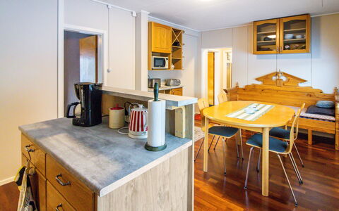 Villa Koski: Flooring, Meubilair, Keuken, Countertop, Interieur Ontwerp, Hout, Plafond, Verdieping, Major Appliance, Cabinetry