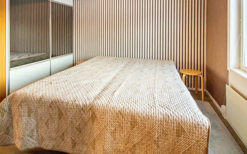 Villa Koski: Muur, Interieur Ontwerp, Slaapkamer, Flooring, Hout, Verdieping, Bed, Textiel, Laken, Bedding