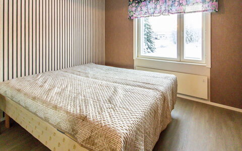 Villa Koski: Bed, Interieur Ontwerp, Slaapkamer, Muur, Flooring, Verdieping, Hout, Laken, Bedding, Meubilair