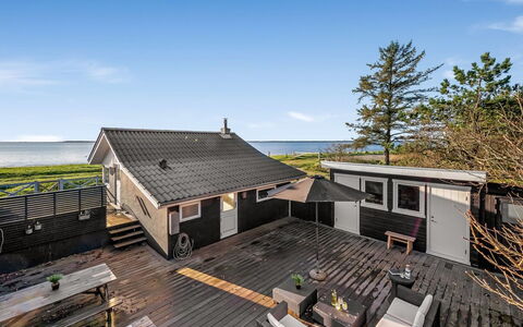 Esben - 15M from the Sea: Dak, Huis, Huis, Verblijf, Deur, Siding, Landgoed, Gazon, Werf, Veranda