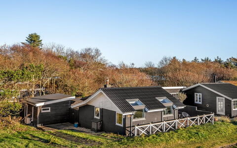 Esben - 15M from the Sea: Dak, Huis, Huis, Verblijf, Deur, Siding, Landgoed, Gazon, Werf, Veranda