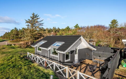 Esben - 15M from the Sea: Dak, Huis, Huis, Verblijf, Deur, Siding, Landgoed, Gazon, Werf, Veranda