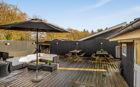 Esben - 15M from the Sea: Dak, Huis, Huis, Verblijf, Deur, Siding, Landgoed, Gazon, Werf, Veranda