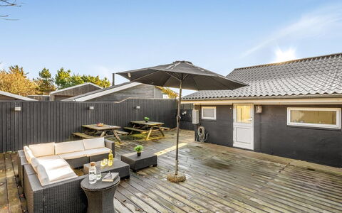 Esben - 15M from the Sea: Dak, Huis, Huis, Verblijf, Deur, Siding, Landgoed, Gazon, Werf, Veranda