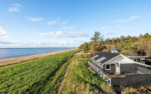 Esben - 15M from the Sea: Dak, Huis, Huis, Verblijf, Deur, Siding, Landgoed, Gazon, Werf, Veranda