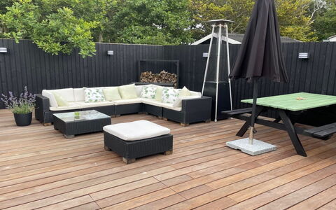 Esben - 15M from the Sea: Dak, Huis, Huis, Verblijf, Deur, Siding, Landgoed, Gazon, Werf, Veranda