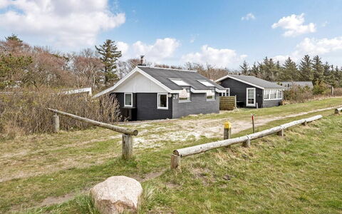 Esben - 15M from the Sea: Dak, Huis, Huis, Verblijf, Deur, Siding, Landgoed, Gazon, Werf, Veranda