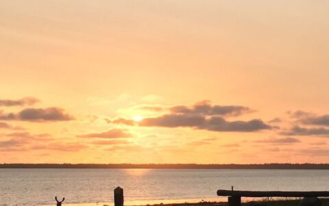 Esben - 15M from the Sea: Dak, Huis, Huis, Verblijf, Deur, Siding, Landgoed, Gazon, Werf, Veranda