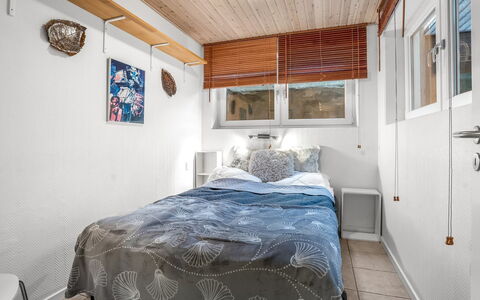 Tofan - 75M from the Sea: Slaapkamer, Hout, Interieur Ontwerp, Bed, Plafond, Laken, Bedding, Kamer, Meubilair, Verdieping