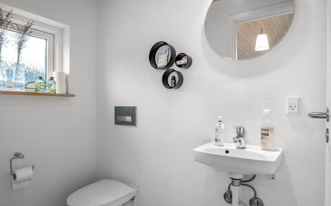 Tofan - 75M from the Sea: Badkamer, Interieur Ontwerp, Loodgieterswerkinrichting, Muur, Wastafel In De Badkamer, Flooring, Wastafel, Verdieping, Toilet, Kraan