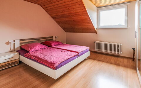 Helfrichs Ferienwohnung: Slaapkamer, Bed, Interieur Ontwerp, Hout, Laken, Bedding, Flooring, Verdieping, Kamer, Bed Frame