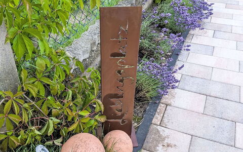 Helfrichs Ferienwohnung: Struik, Groundcover, Tuin, Landscaping, Kruid, Bloempot