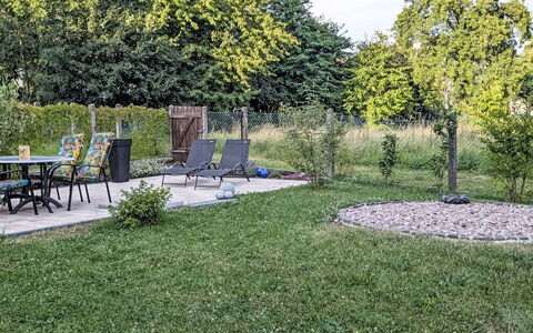 Helfrichs Ferienwohnung: Gras, Boom, Tuin, Struik, Gazon, Land Lot, Schaduw, Groundcover