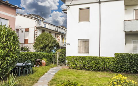 Piedi sulla Spiaggia: Woongebied, Huis, Buurt, Struik, Huis, Menselijke Nederzetting, Voorstad, Tuin, Landgoed, Gazon