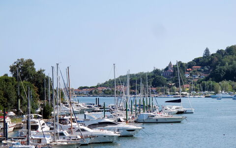 Piedi sulla Spiaggia: Boot, Watercraft, Jachthaven, Water, Zwemwater, Boten En Varen - Materialen En Benodigdheden, Waterweg, Mast, Haven, Naval Architecture