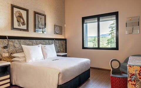 Villa Bocchi: Slaapkamer, Bed, Laken, Interieur Ontwerp, Meubilair, Bedding, Bed Frame, Hoofdkussen, Kussen Gooien, Linens