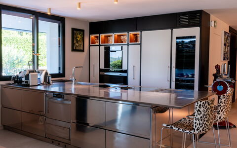 Villa Bocchi: Keuken, Interieur Ontwerp, Meubilair, Flooring, Countertop, Toestel Van De Keuken, Cabinetry, Major Appliance, Plafond, Verlichting