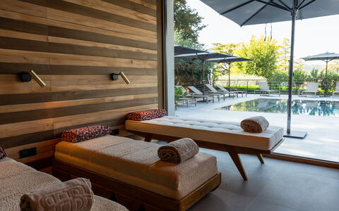 Villa Bocchi: Hout, Meubilair, Zwembad, Flooring, Buitenmeubels, Verdieping, Interieur Ontwerp, Samengesteld Materiaal, Toevlucht, Beits
