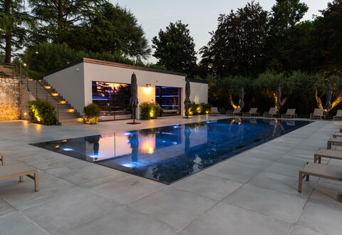 Villa Bocchi: Zwembad, Waterpartij, Tuin, Samengesteld Materiaal, Binnenplaats, Bloempot, Schaduw, Toevlucht, Landscaping, Patio