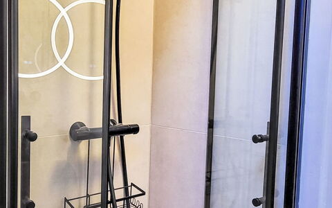 Apartment Mila: Loodgieterswerkinrichting, Badkamer, Interieur Ontwerp, Flooring, Douche, Loodgieter, Deur Van De Douche, Douchepaneel, Douchekop, Douchestang