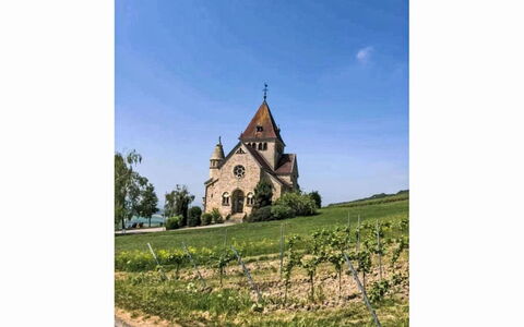 Tinkerhof Stahlhut: Lucht, Gras, Struik, Toren, Gebedsruimte, Landmark, Spire, Kerk, Landelijk Gebied
