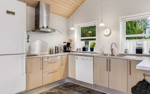 Elizabeth - 175M from the Sea: Toestel Van De Keuken, Keuken, Countertop, Interieur Ontwerp, Flooring, Meubilair, Cabinetry, Major Appliance, Hout, Lichte Inrichting