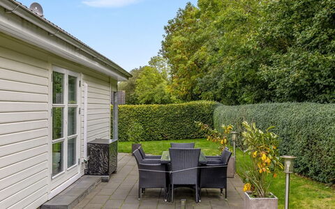 Elizabeth - 175M from the Sea: Struik, Tuin, Groundcover, Landscaping, Verblijf, Werf, Gazon, Buitenmeubels, Backyard, Schaduw