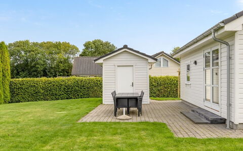 Elizabeth - 175M from the Sea: Huis, Huis, Siding, Dak, Land Lot, Verblijf, Tuin, Gazon, Groundcover, Garden Gebouwen