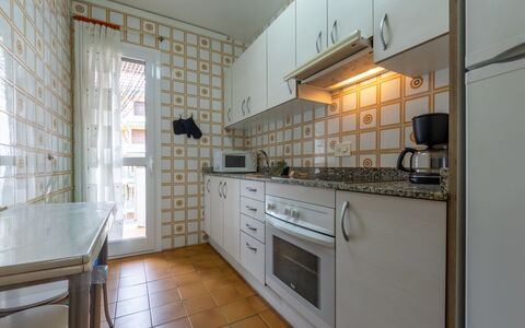 Balandro: Keuken, Flooring, Major Appliance, Countertop, Hout, Verdieping, Toestel Van De Keuken, Interieur Ontwerp, Cabinetry, Kamer