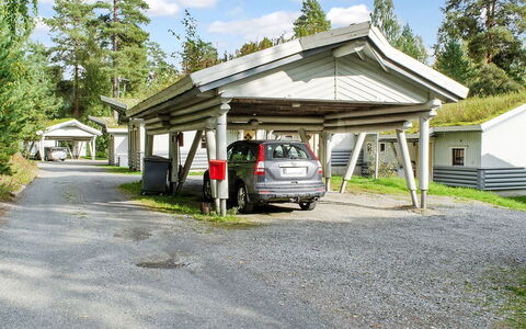 Kulta-Käkönen 6 by Bomba: Oprit, Parking, Garage