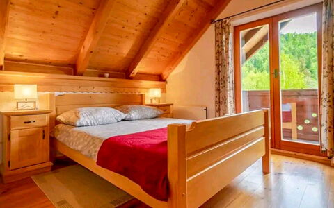 Chalet Relax: Beits, Hardwood, Slaapkamer, Bed, Houten Vloer, Zolder, Bedding, Hotel, Linens, Cabinetry