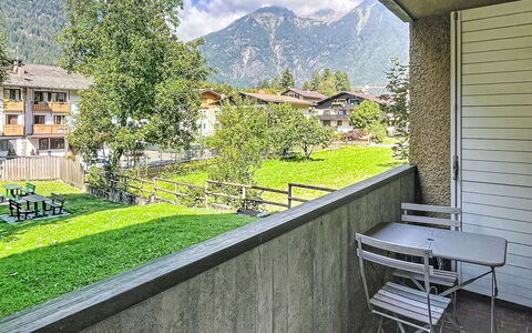 Pinzolo 205: Bergketen, Vallei, Gazon, Alpen, Werf, Balkon, Bergdorp, Binnenplaats