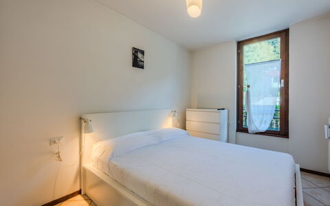 Pinzolo 205: Interieur Ontwerp, Bed, Slaapkamer, Flooring, Verdieping, Hout, Kamer, Plafond, Laken, Bedding