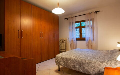Tre Fontane: Bed, Slaapkamer, Interieur Ontwerp, Meubilair, Laken, Verdieping, Plafond, Bedding, Flooring, Kamer