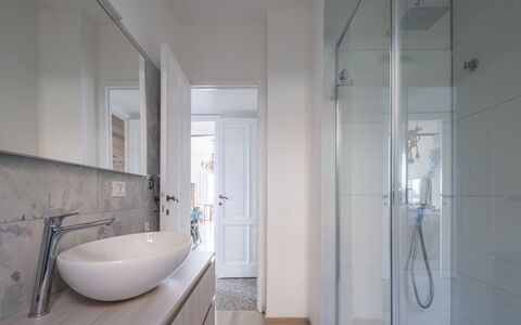 Focaincontromano Seaview, Genova: Badkamer, Flooring, Interieur Ontwerp, Verdieping, Loodgieterswerkinrichting, Wastafel In De Badkamer, Plafond, Kraan, Wastafel, Loodgieter